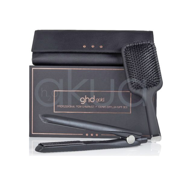 Plancha ghd Gold gift set Negro es el color predominante en la plancha alisadora, el cepillo, el estuche y la caja de presentación. Dorado: El logotipo "ghd gold" y los detalles decorativos de la caja están en color dorado, aportando un aspecto elegante y sofisticado. Gris metálico: El botón circular de la plancha y algunos detalles del estuche tienen un acabado en gris metálico. Blanco: El texto secundario en la caja y pequeños detalles en la plancha y el estuche aparecen en blanco. H2o Akua