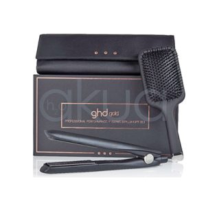 Plancha ghd Gold gift set Negro es el color predominante en la plancha alisadora, el cepillo, el estuche y la caja de presentación. Dorado: El logotipo "ghd gold" y los detalles decorativos de la caja están en color dorado, aportando un aspecto elegante y sofisticado. Gris metálico: El botón circular de la plancha y algunos detalles del estuche tienen un acabado en gris metálico. Blanco: El texto secundario en la caja y pequeños detalles en la plancha y el estuche aparecen en blanco. H2o Akua