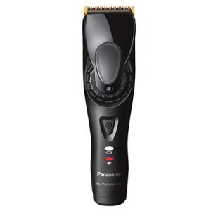 Maquina Panasonic ER-HGP 84 El color predominante de la imagen es negro mate, presente en la mayor parte del cuerpo de la máquina. Destacan detalles en dorado brillante en la zona de las cuchillas, así como pequeños indicadores luminosos en blanco y rojo en la parte frontal H2o Akua