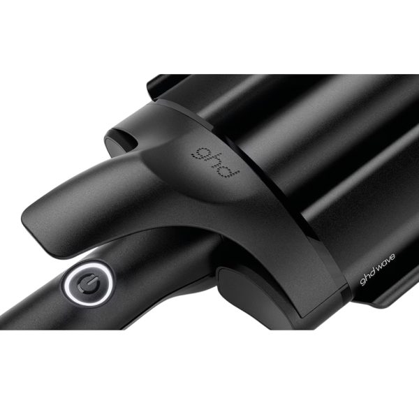 Tenacilla ghd triple Wave El color predominante es negro, con algunos detalles en color plateado, especialmente en la base del mango y alrededor del botón de encendido. El acabado es brillante, H2o Akua