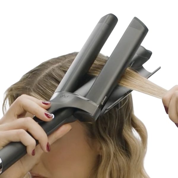 Tenacilla ghd triple Wave El color predominante es negro, con algunos detalles en color plateado, especialmente en la base del mango y alrededor del botón de encendido. El acabado es brillante, H2o Akua
