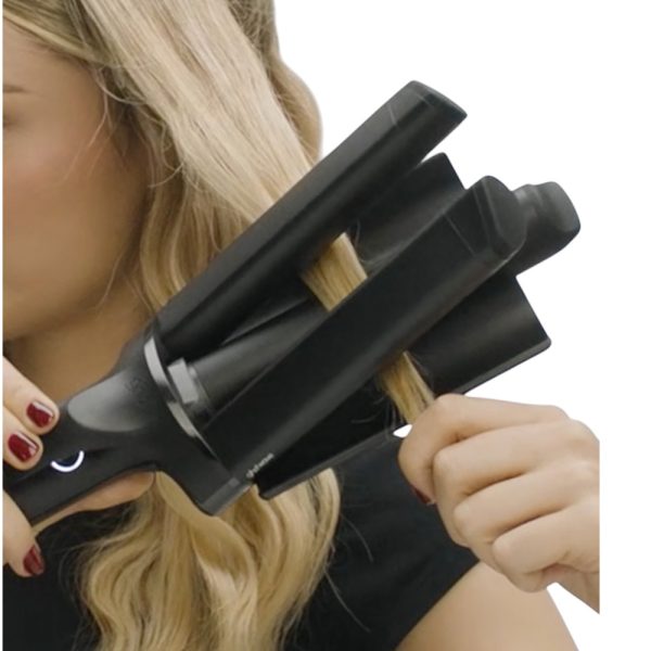 Tenacilla ghd triple Wave El color predominante es negro, con algunos detalles en color plateado, especialmente en la base del mango y alrededor del botón de encendido. El acabado es brillante, H2o Akua