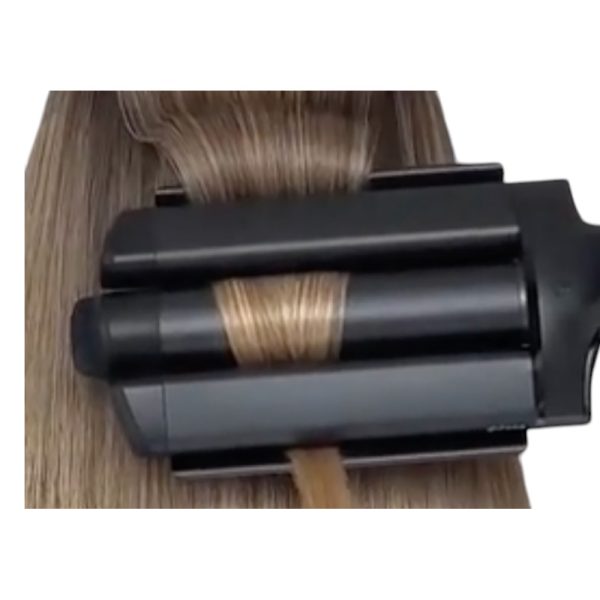 Tenacilla ghd triple Wave El color predominante es negro, con algunos detalles en color plateado, especialmente en la base del mango y alrededor del botón de encendido. El acabado es brillante, H2o Akua