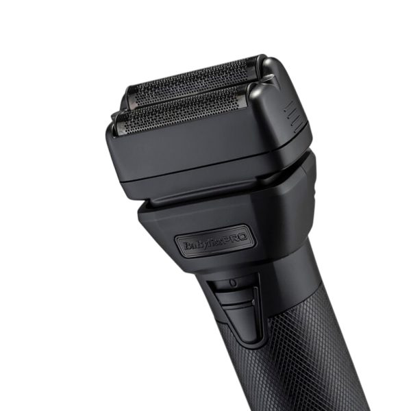 Afeitadora FXONE METAL NEGRO Babyliss pro El color color predominantes es el negro tanto en el cuerpo de la afeitadora como en la base de carga. Gris oscuro: Se observa en las zonas texturizadas del mango y en algunos detalles de la base. Azul: Presente en la batería recargable que está colocada en la base, con letras negras sobre el fondo azul. Detalles plateados: En la rejilla superior de la afeitadora y algunos pequeños acabados. H2o Akua