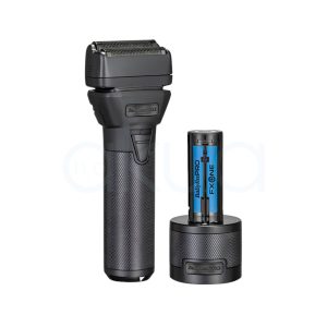 Afeitadora FXONE METAL NEGRO Babyliss pro El color color predominantes es el negro tanto en el cuerpo de la afeitadora como en la base de carga. Gris oscuro: Se observa en las zonas texturizadas del mango y en algunos detalles de la base. Azul: Presente en la batería recargable que está colocada en la base, con letras negras sobre el fondo azul. Detalles plateados: En la rejilla superior de la afeitadora y algunos pequeños acabados. H2o Akua