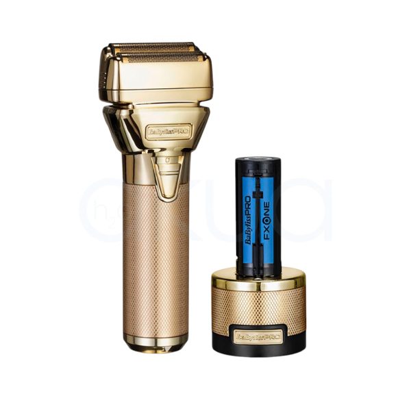 Afeitadora FXONE Metal Gold Babyliss pro Los colores predominantes son el dorado metálico, es el color más destacado, presente en la carcasa de la afeitadora, la base de carga y detalles del conjunto. Negro: Aparece en la parte inferior de la base de carga y en algunos detalles del diseño. Azul: El cilindro de la batería muestra un color azul con inscripciones en negro. H2o Akua