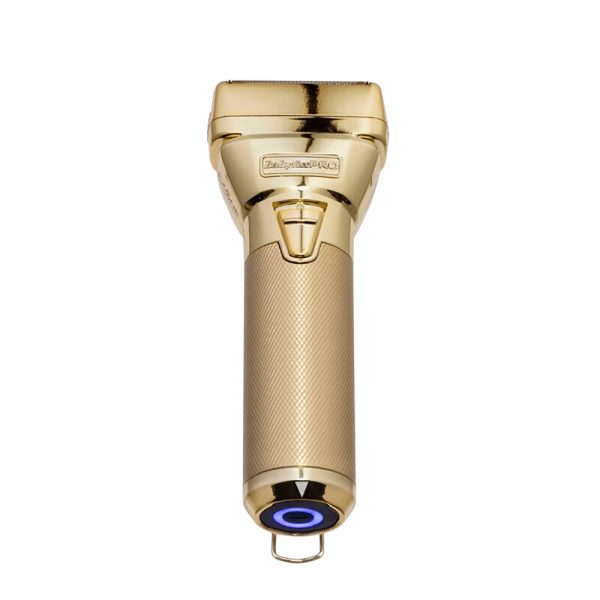 Afeitadora FXONE Metal Gold Babyliss pro Los colores predominantes son el dorado metálico, es el color más destacado, presente en la carcasa de la afeitadora, la base de carga y detalles del conjunto. Negro: Aparece en la parte inferior de la base de carga y en algunos detalles del diseño. Azul: El cilindro de la batería muestra un color azul con inscripciones en negro. H2o Akua
