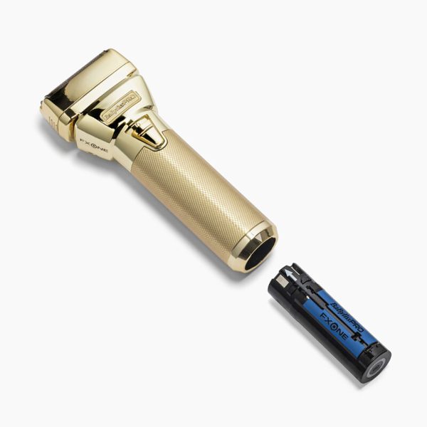 Afeitadora FXONE Metal Gold Babyliss pro Los colores predominantes son el dorado metálico, es el color más destacado, presente en la carcasa de la afeitadora, la base de carga y detalles del conjunto. Negro: Aparece en la parte inferior de la base de carga y en algunos detalles del diseño. Azul: El cilindro de la batería muestra un color azul con inscripciones en negro. H2o Akua
