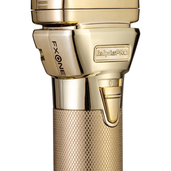 Afeitadora FXONE Metal Gold Babyliss pro Los colores predominantes son el dorado metálico, es el color más destacado, presente en la carcasa de la afeitadora, la base de carga y detalles del conjunto. Negro: Aparece en la parte inferior de la base de carga y en algunos detalles del diseño. Azul: El cilindro de la batería muestra un color azul con inscripciones en negro. H2o Akua