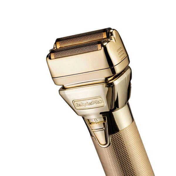 Afeitadora FXONE Metal Gold Babyliss pro Los colores predominantes son el dorado metálico, es el color más destacado, presente en la carcasa de la afeitadora, la base de carga y detalles del conjunto. Negro: Aparece en la parte inferior de la base de carga y en algunos detalles del diseño. Azul: El cilindro de la batería muestra un color azul con inscripciones en negro. H2o Akua