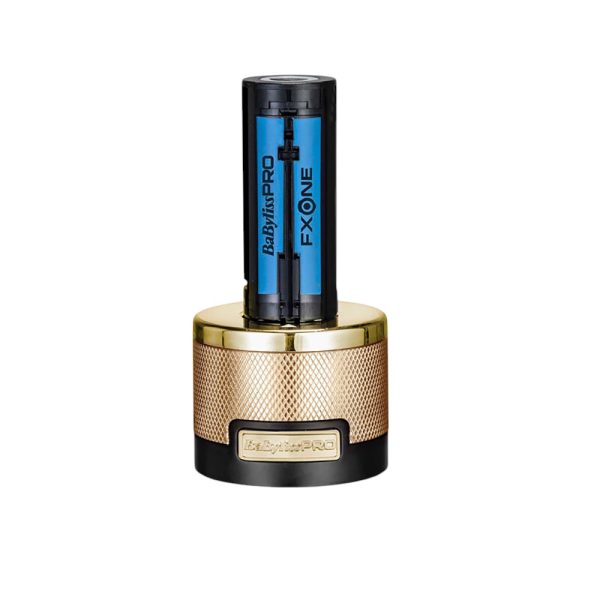 Afeitadora FXONE Metal Gold Babyliss pro Los colores predominantes son el dorado metálico, es el color más destacado, presente en la carcasa de la afeitadora, la base de carga y detalles del conjunto. Negro: Aparece en la parte inferior de la base de carga y en algunos detalles del diseño. Azul: El cilindro de la batería muestra un color azul con inscripciones en negro. H2o Akua