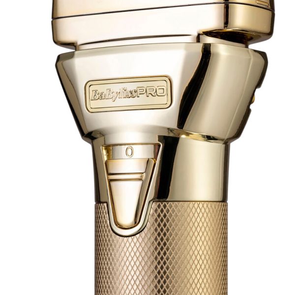 Afeitadora FXONE Metal Gold Babyliss pro Los colores predominantes son el dorado metálico, es el color más destacado, presente en la carcasa de la afeitadora, la base de carga y detalles del conjunto. Negro: Aparece en la parte inferior de la base de carga y en algunos detalles del diseño. Azul: El cilindro de la batería muestra un color azul con inscripciones en negro. H2o Akua