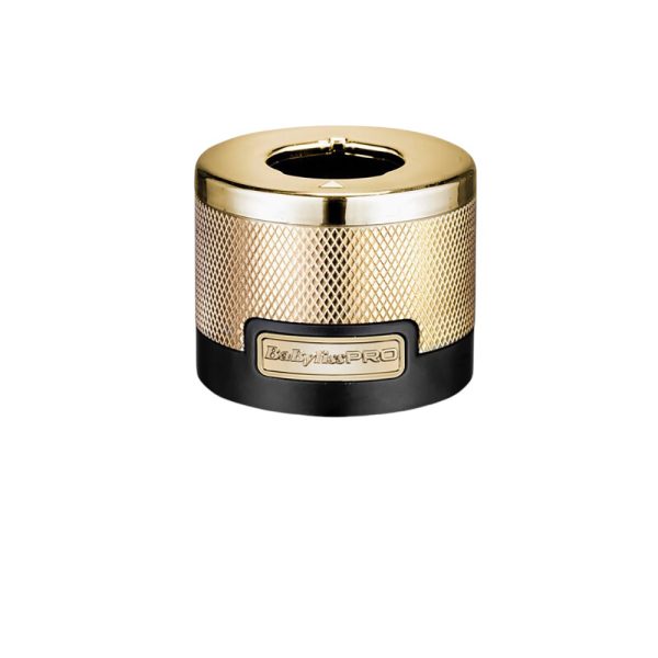 Afeitadora FXONE Metal Gold Babyliss pro Los colores predominantes son el dorado metálico, es el color más destacado, presente en la carcasa de la afeitadora, la base de carga y detalles del conjunto. Negro: Aparece en la parte inferior de la base de carga y en algunos detalles del diseño. Azul: El cilindro de la batería muestra un color azul con inscripciones en negro. H2o Akua