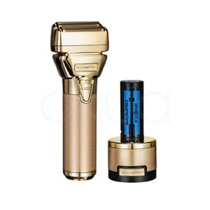 Afeitadora FXONE Metal Gold Babyliss pro Los colores predominantes son el dorado metálico, es el color más destacado, presente en la carcasa de la afeitadora, la base de carga y detalles del conjunto. Negro: Aparece en la parte inferior de la base de carga y en algunos detalles del diseño. Azul: El cilindro de la batería muestra un color azul con inscripciones en negro. H2o Akua