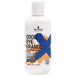 Champu Good Bye orange 300ml Schwarzkopf Presenta los siguientes colores predominantes: Blanco: Es el color principal del envase, lo que transmite limpieza y neutralidad. Azul: Una gran “X” en azul intenso atraviesa la parte frontal, destacando visualmente el propósito del producto. Naranja: Hay manchas y pequeños toques en naranja, que refuerzan el enfoque en la neutralización de matices anaranjados. Negro: El texto informativo, incluyendo la marca y la descripción, está en negro para mayor legibilidad H2o Akua