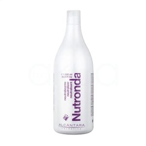 Neutralizante Alcantara nutronda 1000ml Envase de color blanco mate, tanto en el cuerpo como en la tapa. Los textos más destacados, incluyendo el nombre del producto "Nutronda" y descripciones en diferentes idiomas, están impresos en morado. El logo y otros detalles menores aparecen en gris y negro. H2o Akua