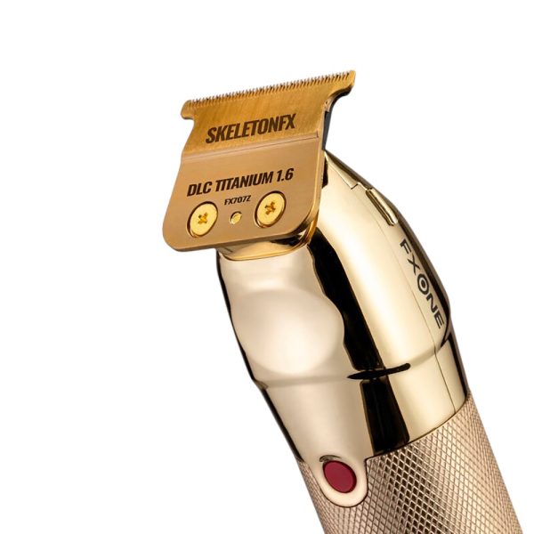 Recortadora FXONE Metal Gold Skeleton Babyliss pro El color más predominante es el dorado metalico, presente en la carcasa de la afeitadora, la base de carga y detalles del conjunto, lo que le da un aspecto lujoso y elegante. Negro: Aparece en la parte inferior de la base de carga y en algunos detalles del diseño. Azul: El cilindro de la batería muestra un color azul con inscripciones en negro. H2o Akua