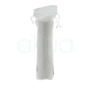 Algodon desmaqullador 80 discos H2oAkua Se presenta en bolsa de malla con cierre de cordón que contiene numerosos discos desmaquilladores de algodón, generalmente organizados en forma cilíndrica y apilados uno sobre otro. Estos discos son circulares, de textura suave y color blanco