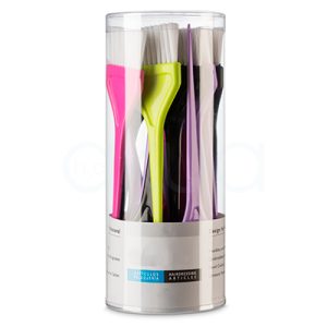 Bote 24 peletinas colores recipiente cilíndrico transparente que contiene varias paletas de tinte o brochas de aplicación para peluquería. Los colores predominantes de las brochas dentro del envase son: Rosa, Verde lima, Negro, Lila y Blanco (en las cerdas). H2o Akua El envase es transparente y permite ver claramente los colores vivos y variados de los mangos de las paletas, con las cerdas blancas en la parte superior.