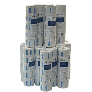Caja 100 rollos papel cuello Akua rollos de papel con predominio de color blanco. Las etiquetas de los rollos combinan blanco y azul, con texto en negro. El conjunto general transmite una apariencia limpia y sencilla, con tonos claros y detalles en azul. H2o Akua