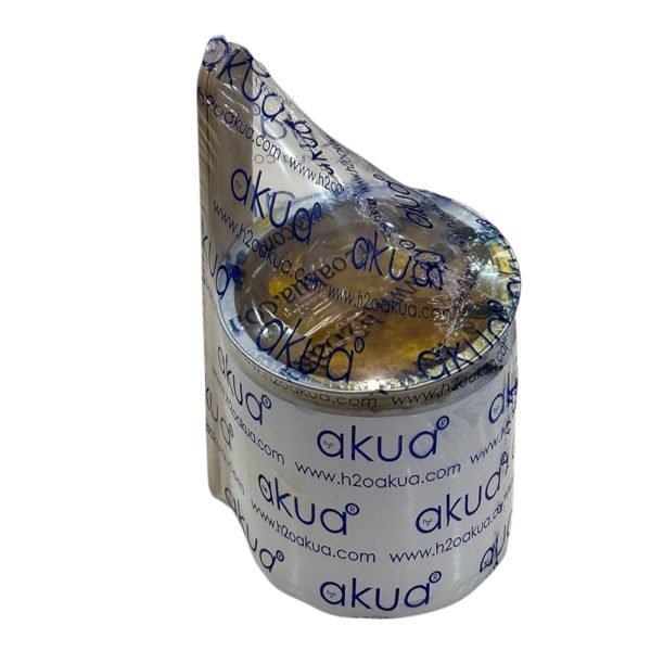 Cera resina kit depilación doméstico 110gr El color de la imagen es mayormente de color blanco, con detalles y texto en azul. También se observa el plástico transparente del empaque y algunos reflejos plateados o dorados en la parte superior debido a la tapa o el contenido interno. El diseño principal y más visible combina el blanco y azul. H2o Akua