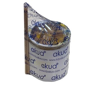 Cera resina kit depilación doméstico 110gr El color de la imagen es mayormente de color blanco, con detalles y texto en azul. También se observa el plástico transparente del empaque y algunos reflejos plateados o dorados en la parte superior debido a la tapa o el contenido interno. El diseño principal y más visible combina el blanco y azul. H2o Akua