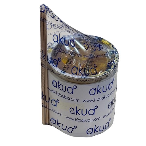 Cera resina kit depilación doméstico 110gr El color de la imagen es mayormente de color blanco, con detalles y texto en azul. También se observa el plástico transparente del empaque y algunos reflejos plateados o dorados en la parte superior debido a la tapa o el contenido interno. El diseño principal y más visible combina el blanco y azul. H2o Akua
