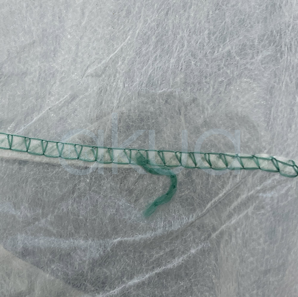 Pantalon preso TNT 20gr individual desechable H2oAkua cubre las piernas del usuario durante sesiones de presoterapia, manteniendo una barrera entre la piel y el equipo, lo que mejora la higiene y evita contacto directo con la máquina.