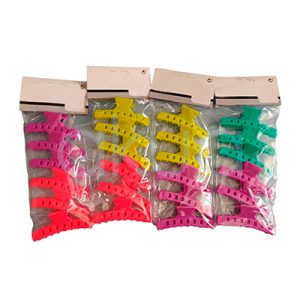 Pinza separadora 8,3cm ondina 6unid H2oAkua Se presenta en paquetes de pinzas plásticas para el cabello en colores brillantes y variados. Se observan pinzas de color rosa, rojo, amarillo y verde turquesa, organizadas en bolsas transparentes, cada una con una combinación de estos tonos vivos y llamativos.
