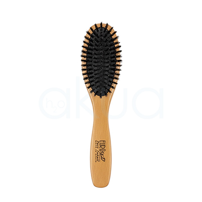 Cepillo cerdas jabali eurostil. Fabricado en madera y con cerdas negras de jabalí natural, distribuidas en forma ovalada. El mango ergonómico de madera clara lleva grabado el logo y la información de fabricación, aportando un toque artesanal y profesional. H2o Akua