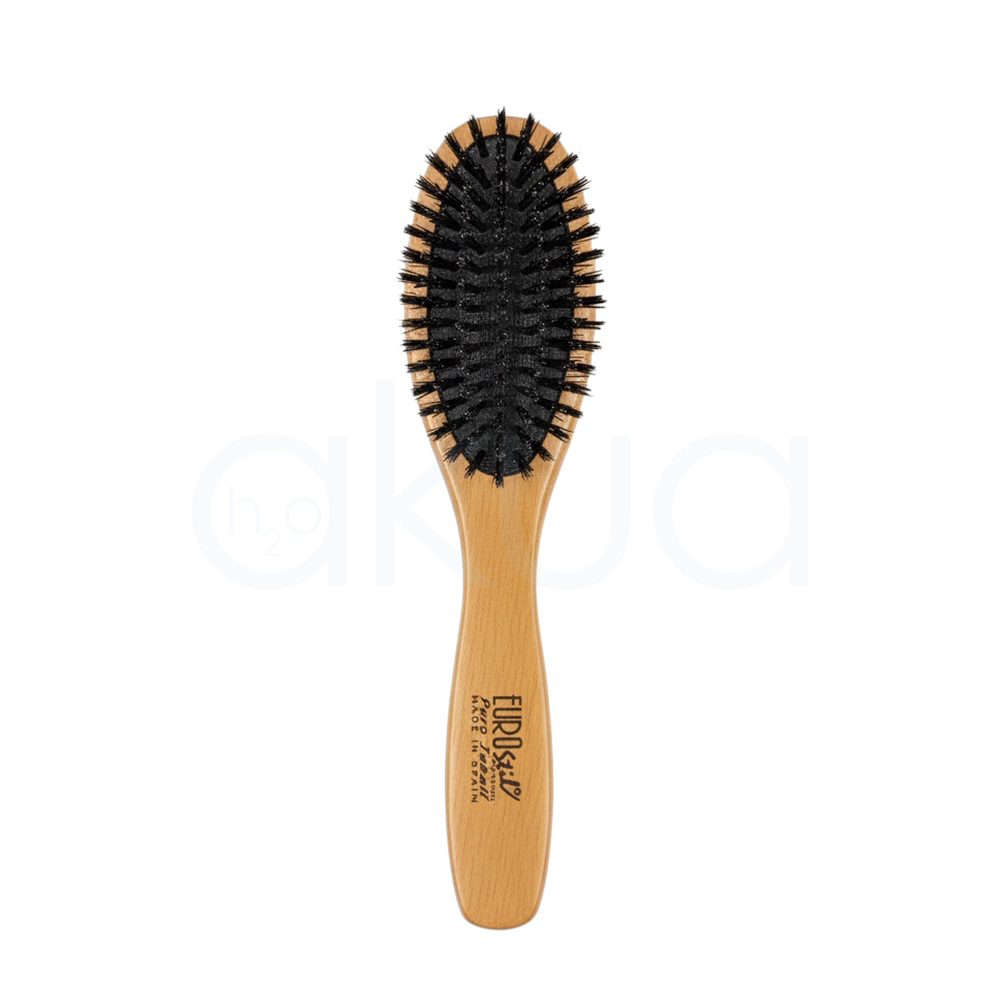 Cepillo cerdas jabali eurostil. Fabricado en madera y con cerdas negras de jabalí natural, distribuidas en forma ovalada. El mango ergonómico de madera clara lleva grabado el logo y la información de fabricación, aportando un toque artesanal y profesional. H2o Akua