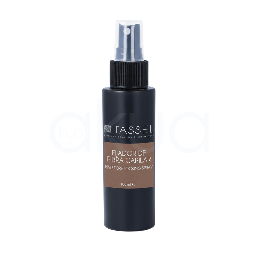 Fijador fibra capilar Tassel 100ml. De forma cilíndrica con un dosificador en spray en la parte superior. El cuerpo es de color negro mate, mientras que la etiqueta central es marrón clara, mostrando la información del producto en letras blancas. El pulverizador es de color negro con una boquilla traslúcida. H2o Akua