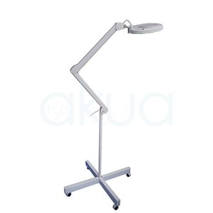 Lupa 5 aumentos 60 leds pie incluido. El color predominante es el blanco montada sobre un soporte metálico de base cruzada con ruedas. H2o Akua