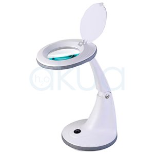 Lupa led 5 aumentos sobremesa Color blanco, con lente circular integrada y tapa protectora en la parte superior. El diseño compacto y el brazo articulado permiten ajustar la posición de la lupa fácilmente sobre cualquier superficie de trabajo. H2o Akua