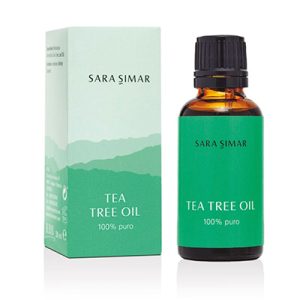 Aceite Esencial Arbol del Te Sara Simar 30ml Frasco pequeño de vidrio color ámbar oscuro con una tapa de rosca negra. Tiene una etiqueta de color verde con letras blancas que contiene el nombre del producto y de la marca. La forma es cilíndrica y compacta, típica de los envases para aceites esenciales. H2o Akua