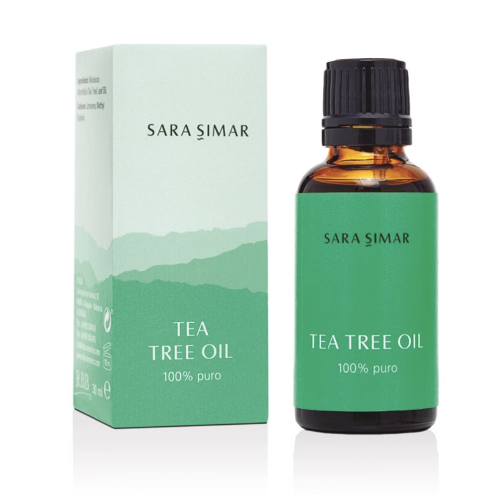 Aceite Esencial Arbol del Te Sara Simar 30ml Frasco pequeño de vidrio color ámbar oscuro con una tapa de rosca negra. Tiene una etiqueta de color verde con letras blancas que contiene el nombre del producto y de la marca. La forma es cilíndrica y compacta, típica de los envases para aceites esenciales. H2o Akua