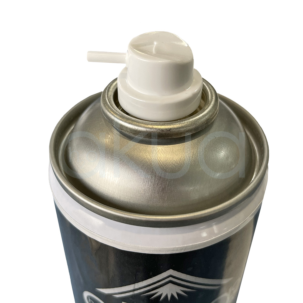 Aceite desinfectante para maquinas Blade 400ml Tiene forma cilíndrica alargada con un tapón superior de perfil recto. El cuerpo del envase es mayormente de color negro, mientras que el tapón es blanco y también hay detalles blancos en el diseño gráfico y el texto de la etiqueta