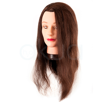 Cabeza maniqui 45-50cm pelo natural. Cabeza de maniquí de peluquería con cabello castaño natural, de longitud media a larga (45-50 cm), implantado de forma clásica y uniforme. El cabello presenta textura lisa con algunas ondas, y el soporte de base permite fijarla fácilmente en una mesa o trípode para su uso profesional y educativo. H2o Akua