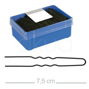 Caja 150 horquillas negra recta rizada moño 04540_50 Caja de plástico azul con tapa transparente, utilizada para guardar horquillas para el cabello de color negro. Sobre la caja aparece una etiqueta blanca. Delante de la caja se ve claramente una horquilla negra, con diseño curvo y una longitud de 7,5 cm, lo cual está indicado en la parte inferior de la imagen junto a una línea de referencia. H2o Akua