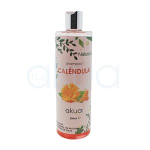 Champu Calendula H2oAkua 500ml. Envase cilíndrico de plástico con tapa plateada y acabado brillante, correspondiente a un shampoo de la línea "Natura Line" de la marca Akua Pro. En la etiqueta se lee “shampoo CALÉNDULA”, junto a una ilustración de flores y hojas de caléndula de color amarillo anaranjado. El envase tiene una capacidad de 500 mL y en la parte inferior se indica que es antioxidante, sin parabenos, sin siliconas y contiene protector solar