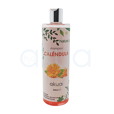 Champu Calendula H2oAkua 500ml. Envase cilíndrico de plástico con tapa plateada y acabado brillante, correspondiente a un shampoo de la línea "Natura Line" de la marca Akua Pro. En la etiqueta se lee “shampoo CALÉNDULA”, junto a una ilustración de flores y hojas de caléndula de color amarillo anaranjado. El envase tiene una capacidad de 500 mL y en la parte inferior se indica que es antioxidante, sin parabenos, sin siliconas y contiene protector solar