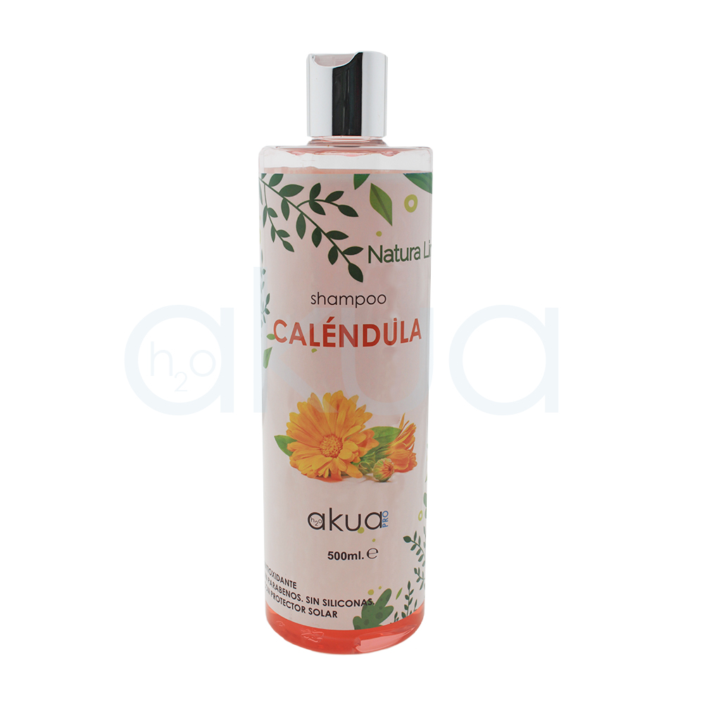 Champu Calendula H2oAkua 500ml. Envase cilíndrico de plástico con tapa plateada y acabado brillante, correspondiente a un shampoo de la línea "Natura Line" de la marca Akua Pro. En la etiqueta se lee “shampoo CALÉNDULA”, junto a una ilustración de flores y hojas de caléndula de color amarillo anaranjado. El envase tiene una capacidad de 500 mL y en la parte inferior se indica que es antioxidante, sin parabenos, sin siliconas y contiene protector solar