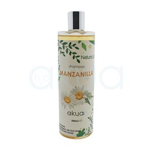 Champu Manzanilla H2oakua 500ml. Envase cilíndrico de plástico con tapa plateada, correspondiente a un shampoo de la línea Natura Line de la marca Akua Pro. En la etiqueta se lee “shampoo MANZANILLA” y está decorada con ilustraciones de flores de manzanilla en tonos amarillos y blancos, además de detalles de hojas verdes. La capacidad del envase es de 500 mL y en la parte inferior se indica que el producto es antioxidante, sin siliconas y contiene protector solar.