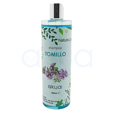 Champu Tomillo H2oAkua 500ml. Envase cilíndrico de plástico transparente con tapa plateada, correspondiente a un shampoo de la línea Natura Line de la marca Akua Pro. En la etiqueta se lee “shampoo TOMILLO”, acompañada de ilustraciones de flores de tomillo en tono violeta, además de detalles de hojas verdes decorativas. La capacidad del envase es de 500 mL y en la parte inferior se indica que este shampoo es antioxidante, sin siliconas y cuenta con protector solar.