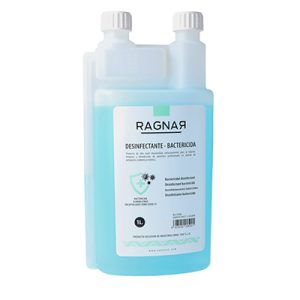 Desenfectante utensilios Ragnar 1l. Recipiente es de plástico translúcido, dejando ver el líquido azul en su interior, y cuenta con un sistema dosificador en la parte superior compuesto por dos tapones y compartimentos, lo que facilita medir y verter el producto con precisión.