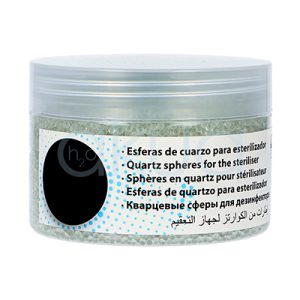 Esferas de cuarzo 500gr Miniatura. Envase transparente, en forma de bote circular con tapa de plástico, que contiene esferas de cuarzo. En la etiqueta frontal aparecen instrucciones en varios idiomas que identifican el producto como “esferas de cuarzo para esterilizador” además de su traducción al inglés, francés, portugués, ruso y árabe. H2o Akua