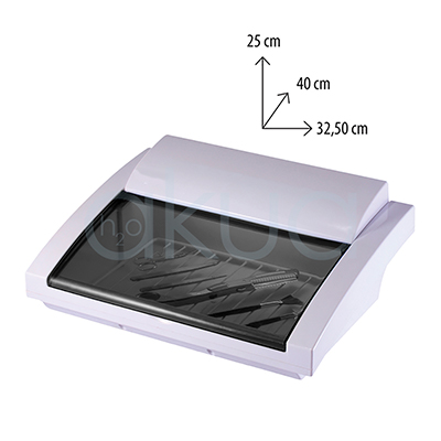 Esterilizador UV Eurostil. El equipo es de color blanco con líneas suaves y modernas, y cuenta con una tapa superior y una ventana frontal translúcida, a través de la cual se pueden observar utensilios de metal como tijeras, pinzas y peines dispuestos en su interior. H2o Akua