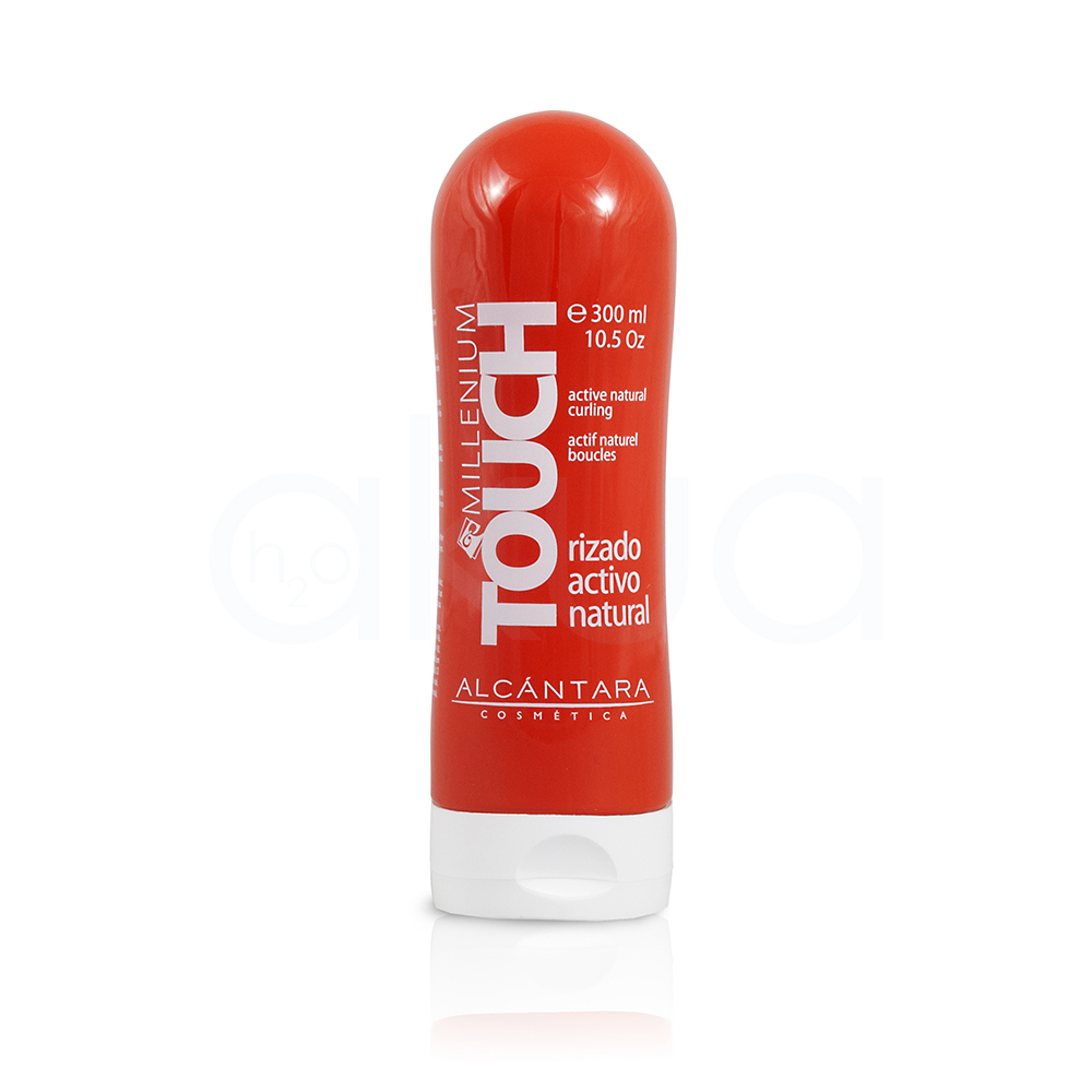 Gel activador rizos Millenium Touch Alcantara 300ml. Forma cilíndrica y vertical, con extremos redondeados y una base ligeramente más ancha que el resto del cuerpo. El color predominante es el rojo vibrante y brillante, mientras que la base y el dosificador son blancos. En la etiqueta, el texto y detalles gráficos aparecen principalmente en blanco. H2o Akua