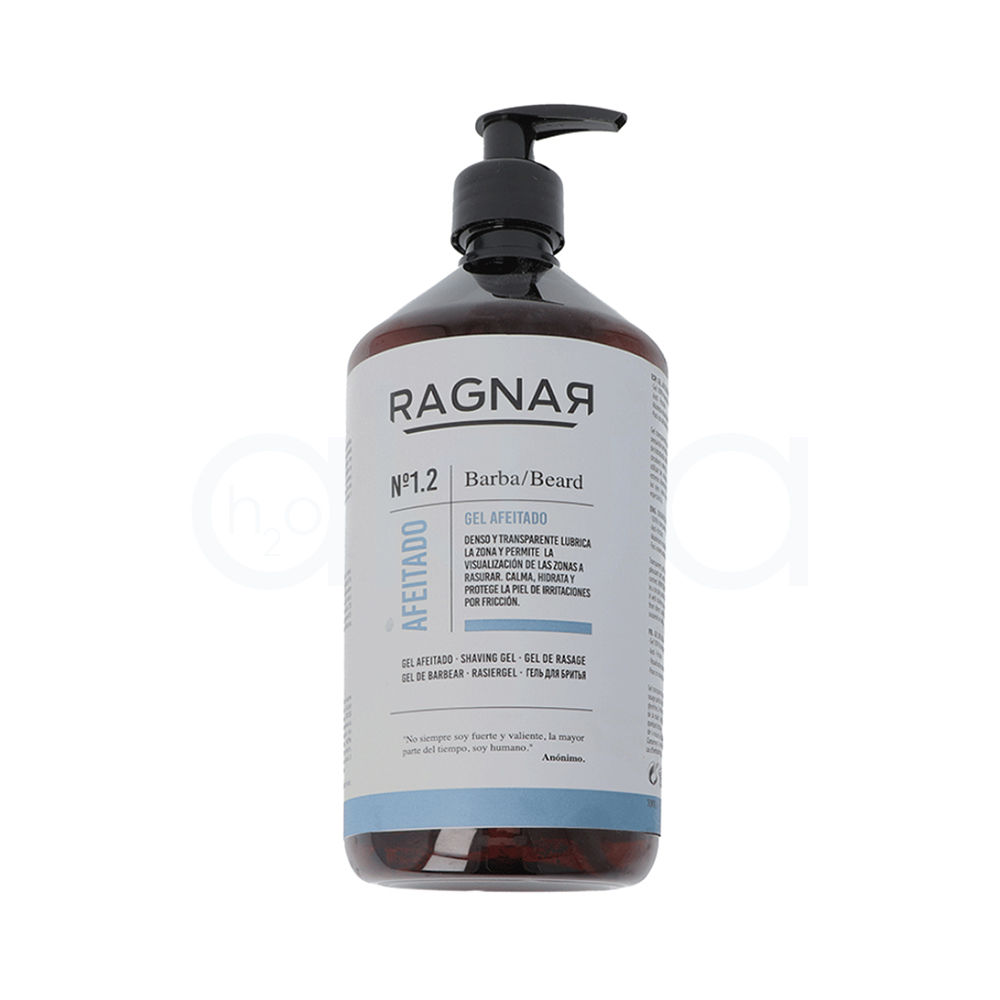 Gel afeitado Ragnar 1000ml. Envase de gel de afeitado con dispensador de bomba. El color del envase es ámbar oscuro o marrón translúcido, mientras que la etiqueta es blanca con detalles en azul claro y negro. El dispensador es de color negro mate. Su forma es cilíndrica, ligeramente abombado en la parte superior, terminando en una bomba dosificadora estándar, lo que facilita el uso en barberías y entornos profesionales.