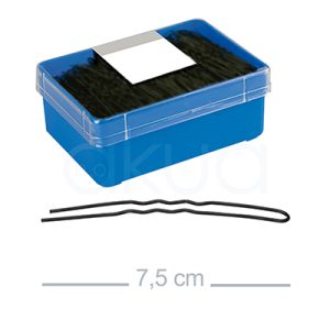 Caja 150 horquillas negra curva rizada moño 04542/50. Caja de plástico azul con tapa transparente, utilizada para guardar horquillas para el cabello de color negro. Sobre la caja aparece una etiqueta blanca. Delante de la caja se ve claramente una horquilla negra, con diseño curvo y una longitud de 7,5 cm, lo cual está indicado en la parte inferior de la imagen junto a una línea de referencia. H2o Akua
